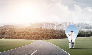 Ampulün içindeki iş kadını