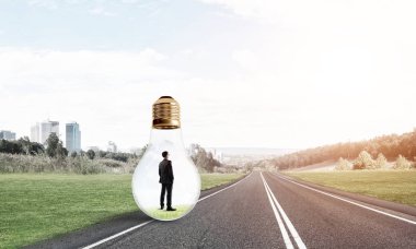 Genç işadamı asfalt yolda ampulün içinde mahsur kaldı.