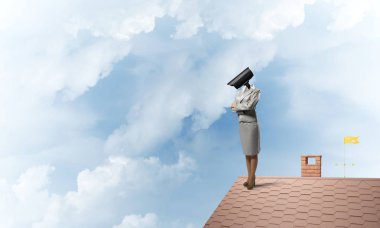 Kamera başlıklı kadınla güvenlik ve gizlilik koruması kavramı