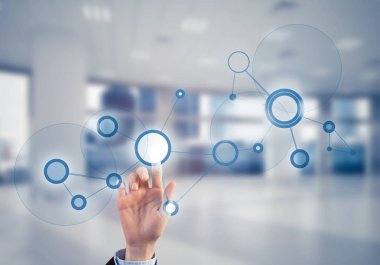 Kadın eli tıp konseptiyle medya ekranının simgesine dokunuyor