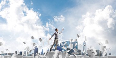 Kağıt belgeleri Clear sky ile arka plan üzerinde uçan arasında duran el kitabı ile uydurarak giyim adam. Karışık teknik.