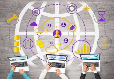 Ellerinde cihazlar bulunan üç kişilik bir grup iletişim ve ağ oluşturma sembolü olarak birlikte çalışıyor.