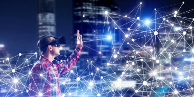 Sanal gerçeklik kulaklık veya bağlantı çizgileri arasında 3d gözlük ile genç adam