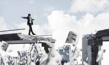 Belgeler üzerinde kocaman bir boşluk ile beton köprü gizli tehditler ve riskler sembolü olarak uçan arasında blindfolded yürüyüş iş adamı. Cityscape görünümü arka plan üzerinde. 3D render.