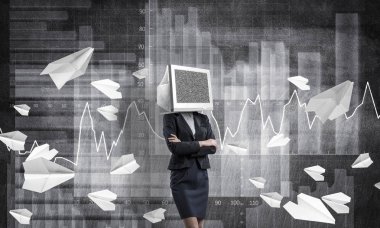 Uçan kağıt uçaklar ve analitik grafikler arka plan üzerinde koyu duvara çizilen karşı dururken iş kadını kıyafetli kafa silah tutmak yerine İzleyicisi ile geçti.