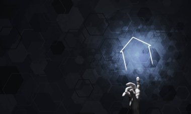 Ev veya ana sayfa simgesini o gösteren bir el ile kavramsal görüntü