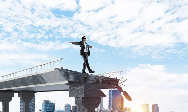 Homme Affaires Marchant Les Yeux Bandés Sur Pont Béton Avec — Photo