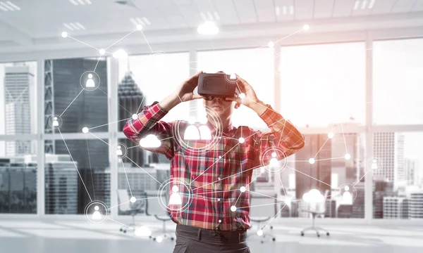 Jeune Homme Avec Casque Réalité Virtuelle Lunettes Sur Fond Connexion — Photo