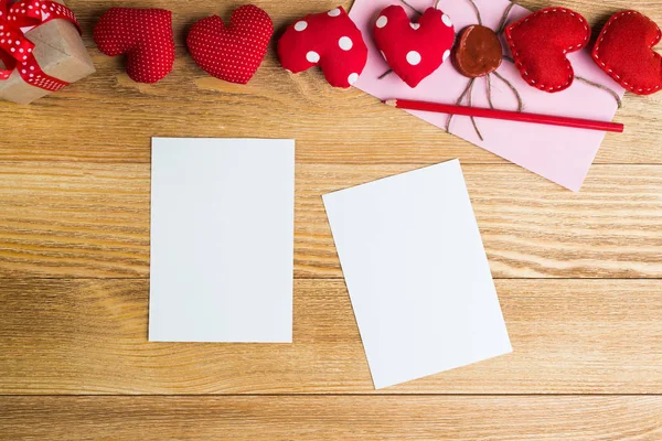 愛の心と木製のテーブルに空白の紙のシート — ストック写真