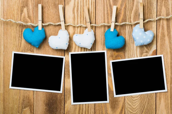 Instant Foto Frame Liefde Harten Vastgemaakt Aan Een Touw Houten — Stockfoto