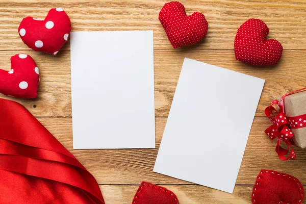 Αγάπη Καρδιές Και Φύλλο Λευκό Χαρτί Στο Ξύλινο Τραπέζι — Φωτογραφία Αρχείου
