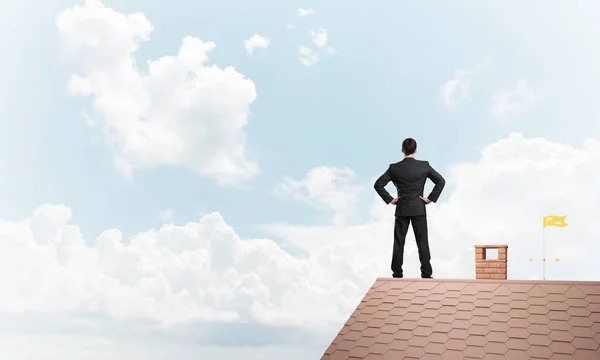 Junger Entschlossener Geschäftsmann Der Mit Dem Rücken Zum Hausdach Steht — Stockfoto