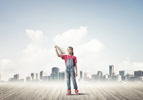 Concept van onzorgvuldig gelukkige jeugd met meisje droomt van fut — Stockfoto