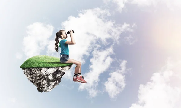 可愛いです笑顔女の子座っています上の浮かぶ島高いで空 — ストック写真