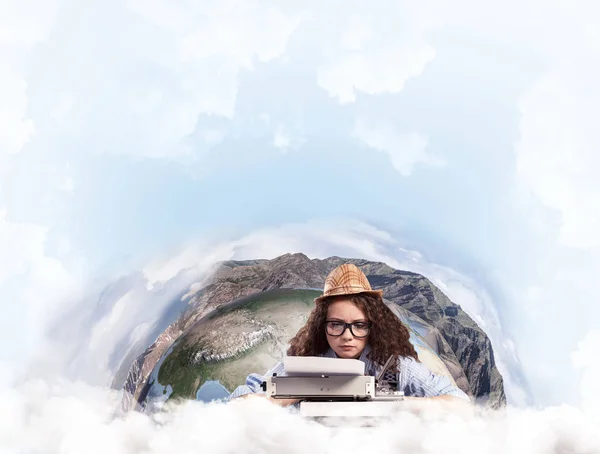 Боковой Вид Трудолюбивой Писательницы Сидящей Столом Панорамным Видом Землю Облачным — стоковое фото