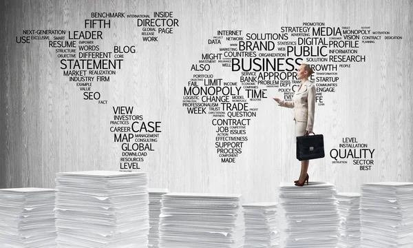 商务妇女穿着西装站在一堆与业务有关的条款的形式世界地图的背景 混合介质 — 图库照片