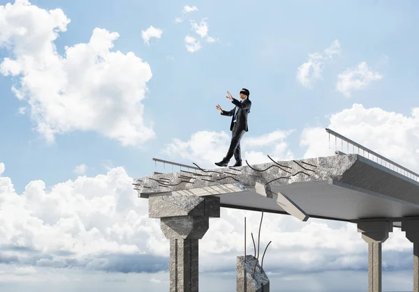 Uomo Affari Che Cammina Bendato Ponte Cemento Con Enorme Divario — Foto Stock