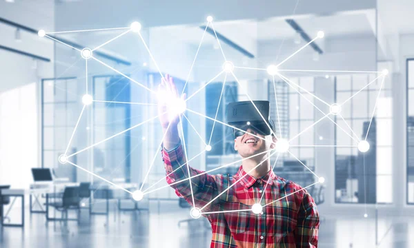 Jonge Man Met Virtual Reality Headset Bril Achtergrond Van Verbinding — Stockfoto