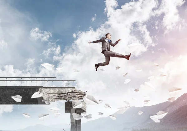 Empresário Saltando Sobre Lacuna Ponte Entre Aviões Papel Voando Como — Fotografia de Stock