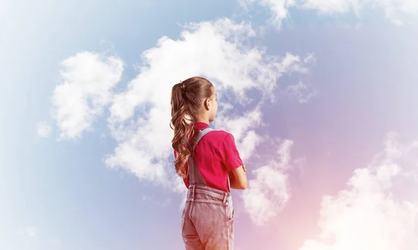 Niña Linda Overoles Contra Fondo Del Cielo Soñando Con Futuro —  Fotos de Stock