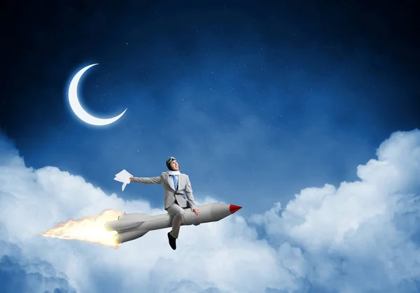 成功商人在喷气火箭上飞行的概念形象蓝色夜影像与云彩和月亮在背景上 — 图库照片