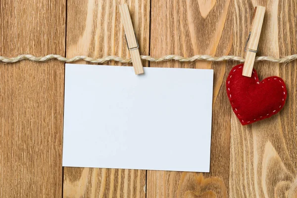 Ahşap Arka Plan Üzerine Tutturulmuş Kalp Boş Kağıt Saçtan Imal — Stok fotoğraf