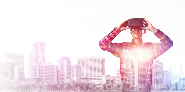 Hombre Joven Con Auriculares Realidad Virtual Gafas Sobre Fondo Paisaje —  Fotos de Stock