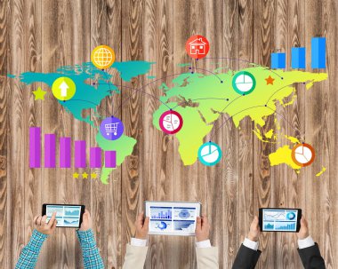 Ellerinde cihazlar bulunan üç kişilik bir grup iletişim ve ağ oluşturma sembolü olarak birlikte çalışıyor.