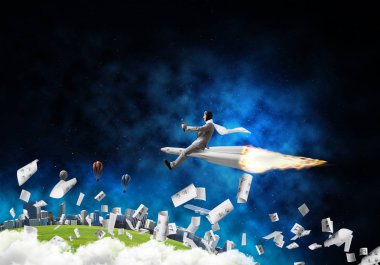 Açık alan ve Dünya gezegeninin kağıtlarla arka plan üzerinde uçan arasında roket üzerinde uçan takım elbiseli genç işadamı kavramsal görüntü.