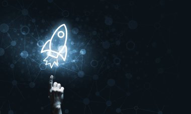 Koyu arkaplandaki ışık roketini gösteren insanlar