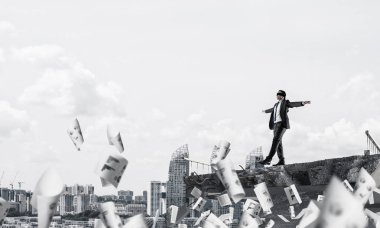 Belgeler üzerinde kocaman bir boşluk ile beton köprü gizli tehditler ve riskler sembolü olarak uçan arasında blindfolded yürüyüş iş adamı. Cityscape görünümü arka plan üzerinde. 3D render.