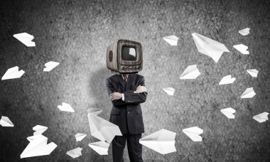 İşadamı kafa yerine eski Tv ile.