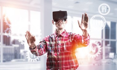 Sanal gerçeklik kulaklık veya sosyal bağlantı arka plan üzerinde 3d gözlük ile genç adam