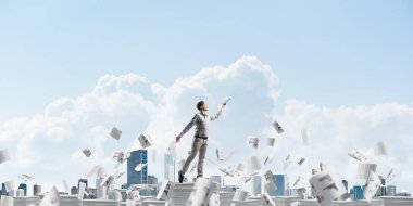 Kağıt belgeleri Clear sky ile arka plan üzerinde uçan arasında duran el kitabı ile uydurarak giyim adam. Karışık teknik.