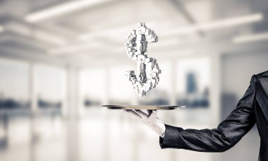 Garson kızın elinde beyaz eldiven birden çok küpleri içinde dolar işareti şeklinde metal tepsi üzerinde arka plan üzerinde office manzaralı sunma kırpılmış görüntü.