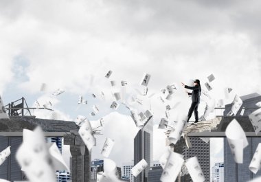 Kağıtları kocaman bir boşluk ile beton köprü üzerinde gizli tehditler ve riskler sembolü olarak uçan arasında blindfolded yürüyüş iş adamı. Cityscape görünümü arka plan üzerinde. 3D render.