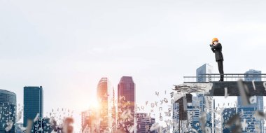 İçin yeni fikirler arıyor takım elbiseli adam.