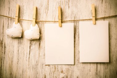 Boş resim kağıdım ip ahşap zemin üzerine sabitlenmiş