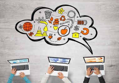 Ellerinde cihazlar bulunan bir grup insan, iletişim ve ağın sembolü olarak birlikte çalışıyor.