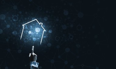 Parmak parıldayan ev simgesi ya da sembol ile dokunan işadamının eli