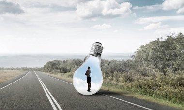 Ampul asfalt yolda içinde hapsolmuş genç iş kadını