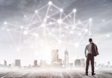 İşadamı arkasını kolluyor ve ağ çizimi kavramına bakıyor