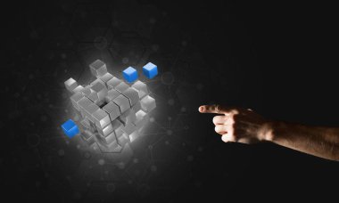 Yeniliğin sembolü olarak insan eli küp figürüne yakın olmak. Karışık ortam.