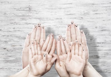 Mutlu bir ailenin sembolü olarak çocuk ve ebeveynlerin ellerine yakından bakın.