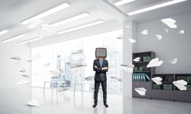 İşadamı kafa yerine eski bir Tv ile.