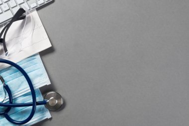 Gri yüzeyi tıbbi öğeleri yüksek açı çekim
