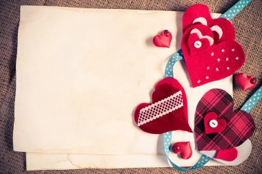 El yapımı sevgi kalpleri ve adet boş kağıt 