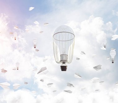 Renkli aerostats kağıt uçaklar arasında ve mavi bulutlu gökyüzü üzerinde uçan. 3D render.