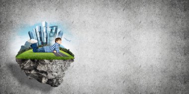 ECO konsepti yüzen ada ve mutlu çocuk.