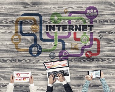 Ellerinde cihazlar bulunan üç kişilik bir grup iletişim ve ağ oluşturma sembolü olarak birlikte çalışıyor.